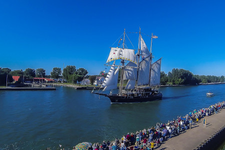 Parade of Sails Peacemaker WEB