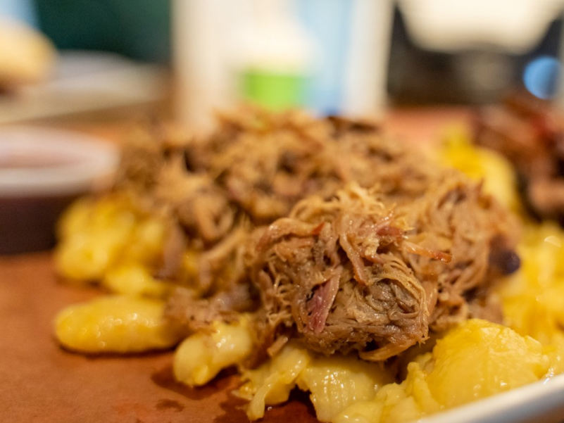 que abides brisket and mac